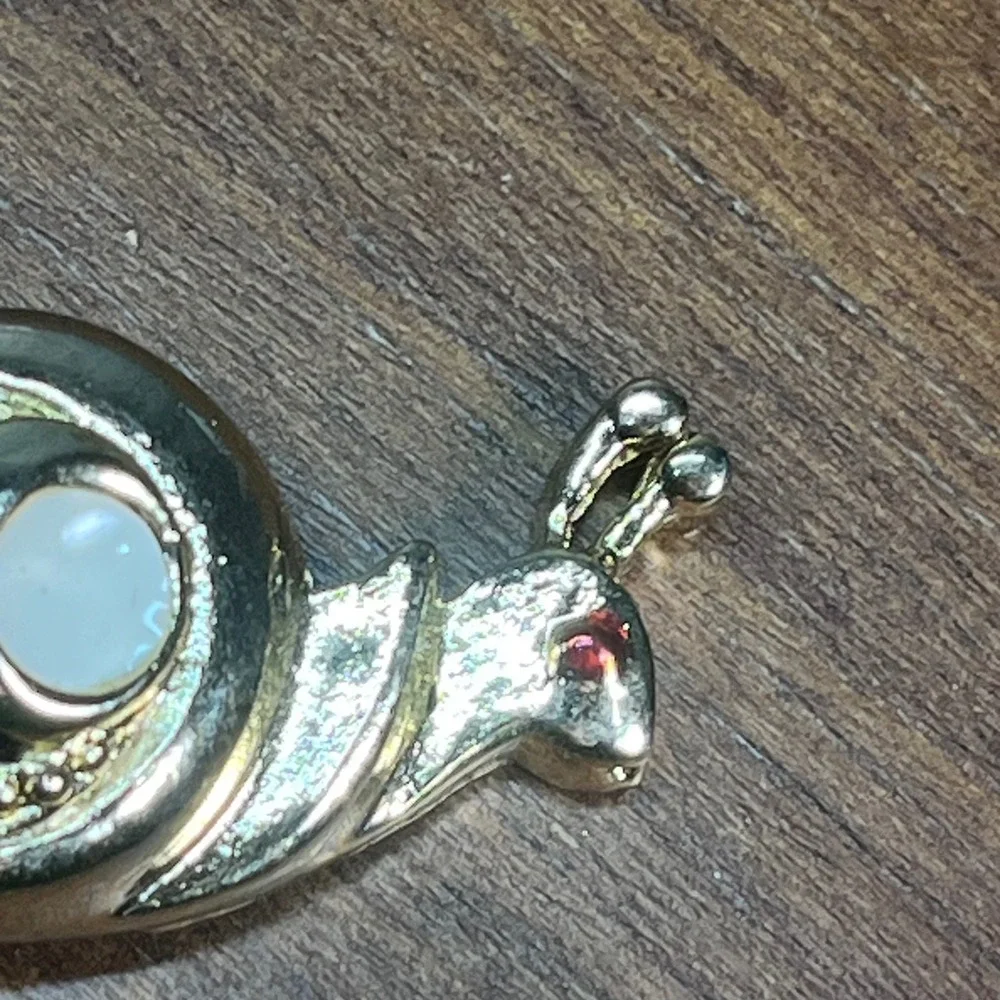 Vtg Gold Tone Snail Brooch White Faux Pearl Shell Red Rhinestone Eye Petite Pin